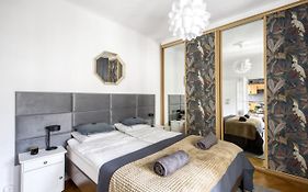 Parrot Dream Apartment